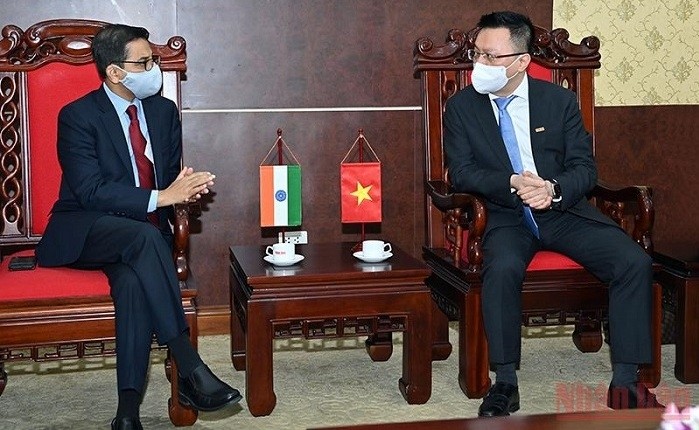 Nhan Dan Newspaper’s Editor-in-chief Le Quoc Minh (R) receives Indian Ambassador to Vietnam Pranay Verma (Photo: Duy Linh)