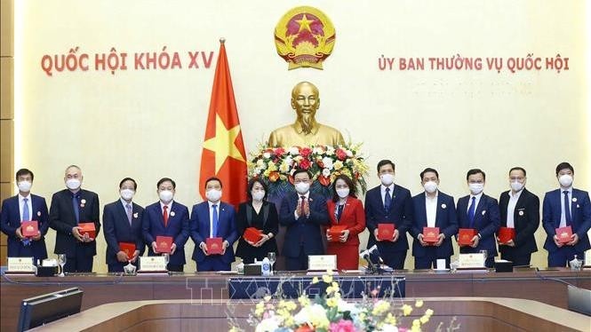 National Assembly Chairman Vuong Dinh Hue and leaders of outstanding enterprises at the meeting (Photo: VNA)