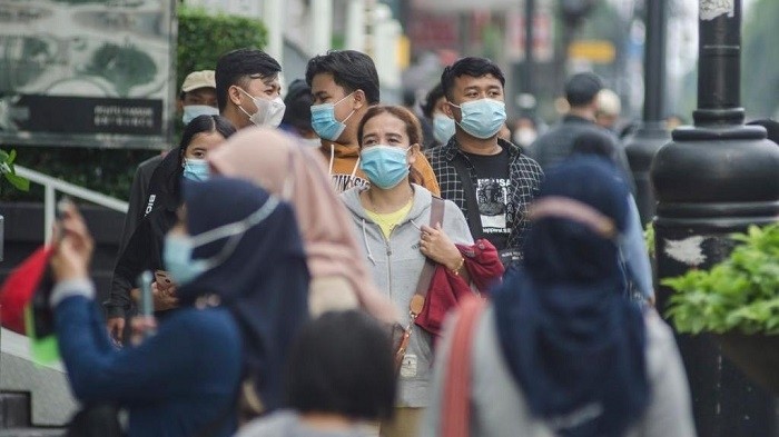 People wearing face mask walk on the street in Bandung, West Java, Indonesia. (Photo: Xinhua/VNA)