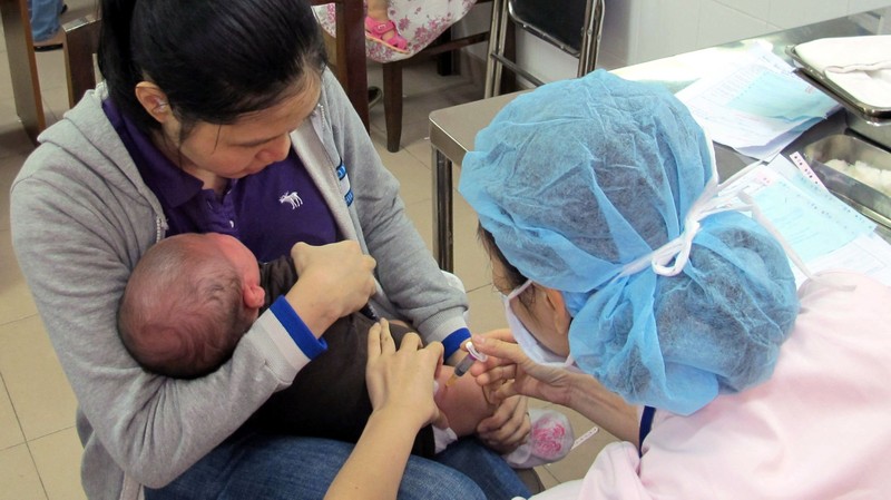 Vaccinating children at the Ho Chi Minh City University of Medicine and Pharmacy (Photo: VNA)