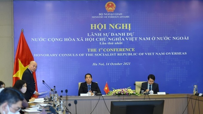 Deputy Foreign Minister To Anh Dung and the delegates at the the first conference of honorary consuls of Vietnam abroad. (Photo: VNA)