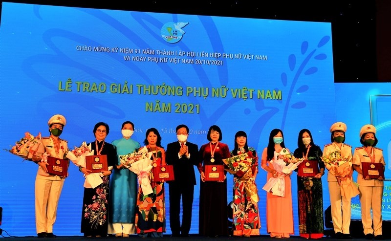 Winners of the Vietnam Women’s Awards are honoured at the ceremony.