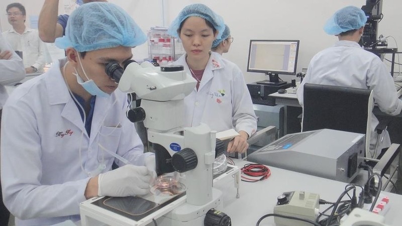 Students of the International University (National University of Ho Chi Minh City) research applications of science and technology. (Photo: CAO TAN)
