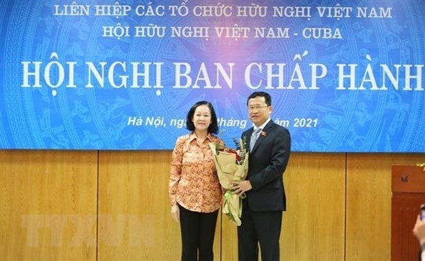 Chairwoman of the Party Central Committee’s Organisation Commission presents flowers to Vu Hai Ha (Photo: VNA)