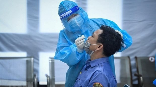 A medical worker takes sample for COVID-19 testing (Photo: VNA)