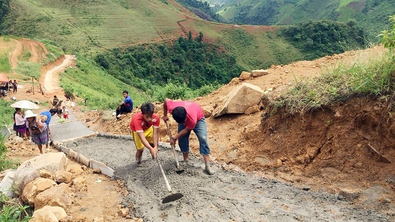 People in Cong Dua village, Tuc Dan commune, Tram Tau district (Yen Bai) built concrete roads thanks to the call for support from the "Gai Ban" YouTube Channel.