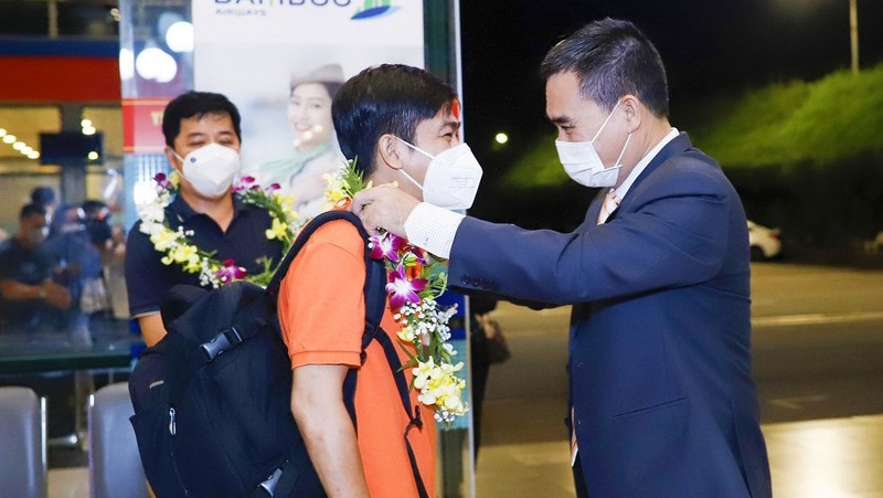 Quang Binh welcomes the first domestic delegation from Ho Chi Minh City on Vietnam Airlines' flight VN1400 on the evening of October 15.