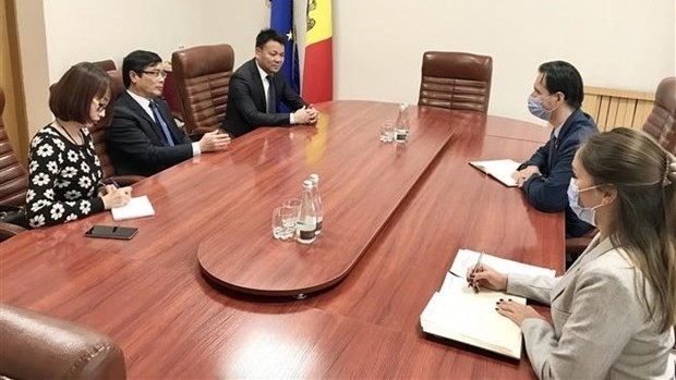 Vietnamese Ambassador to Ukraine and Moldova Nguyen Hong Thach joins a working session with Minister of Economy and Infrastructure of Moldova Sergiu Gaibu on October 15 (Photo: VNA)