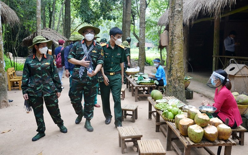 Frontline forces visit Cu Chi.