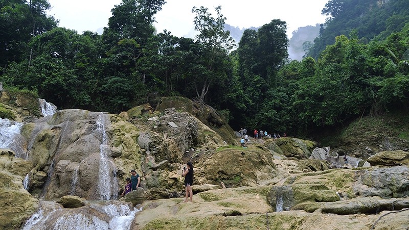 Khuoi Nhi waterfall in Lam Binh district is a tourist attraction in Tuyen Quang province. (Photo: QUE ANH)