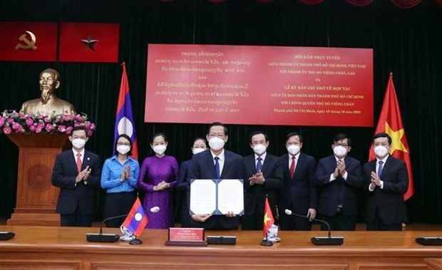 Phan Van Mai, Chairman of the Ho Chi Minh City People's Committee, holds the MoU inked between the city and Vientiane. (Photo: VNA)