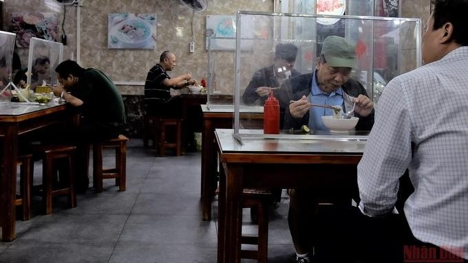 Hanoi's authorities have allowed dine-in services at restaurants. (Photo: NDO)