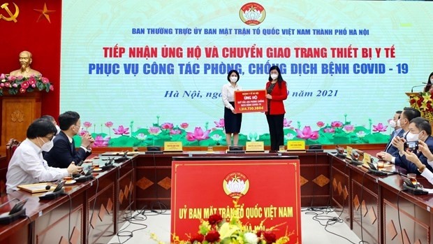 The Hanoi Health sector presents VND1.314 billion to buy vaccines. (Photo: VNA)