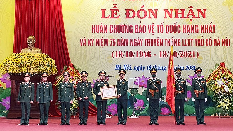 The ceremony to present the Fatherland Defence Order to the Hanoi High Command