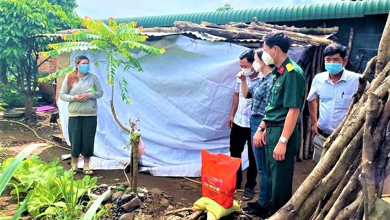 The delegation of the Steering Committee for COVID-19 Prevention and Control in Krong Pac District (Dak Lak province) visit and present gifts to people returning from southern provinces and being quarantined at home.