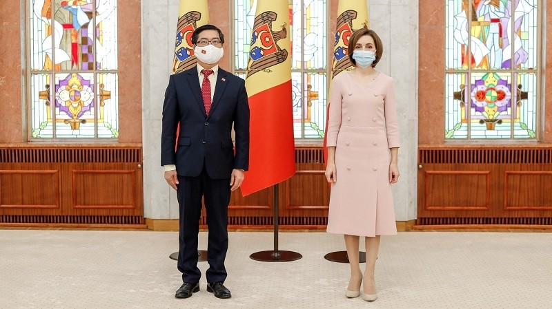Vietnamese Ambassador Nguyen Hong Thach and Moldovan President Maia Sandu (Photo: VNA)