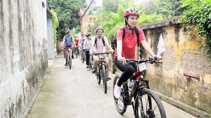 Exploring Hanoi by bicycles is an interesting experience for travelers. (Photo: NDO)
