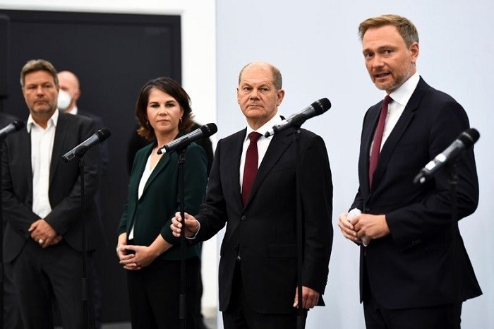 Germany's Greens party co-leaders Robert Habeck and Annalena Baerbock and Social Democratic Party (SPD) top candidate for chancellor Olaf Scholz listen to Free Democratic Party (FDP) leader Christian Lindner as he gives a statement following a meeting for exploratory talks for a possible new government coalition in Berlin, Germany, October 15, 2021. (Photo: Reuters)