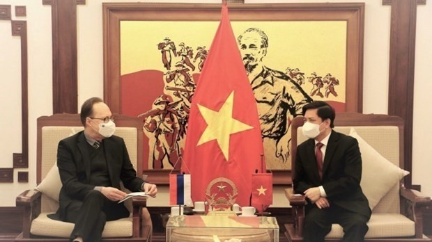 Minister of Transport Nguyen Van The (R) and Russian Ambassador to Vietnam Gennady Bezdetko (Photo: baogiaothong)
