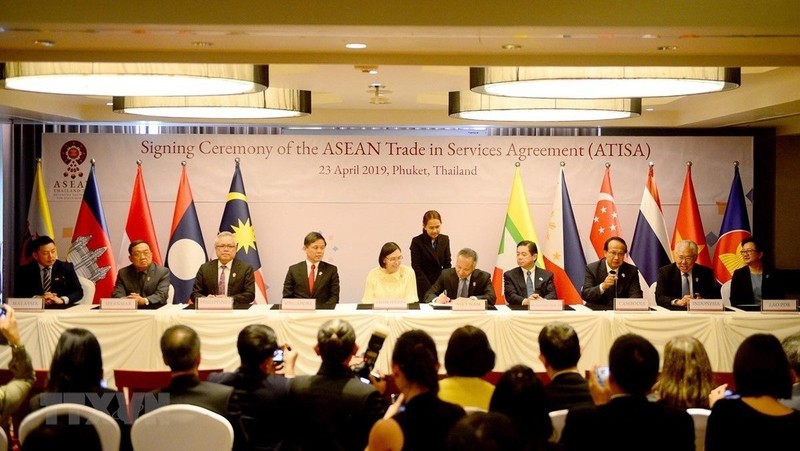 ASEAN economic ministers officially signed the ATISA on April 23, 2019. (Photo: VNA)