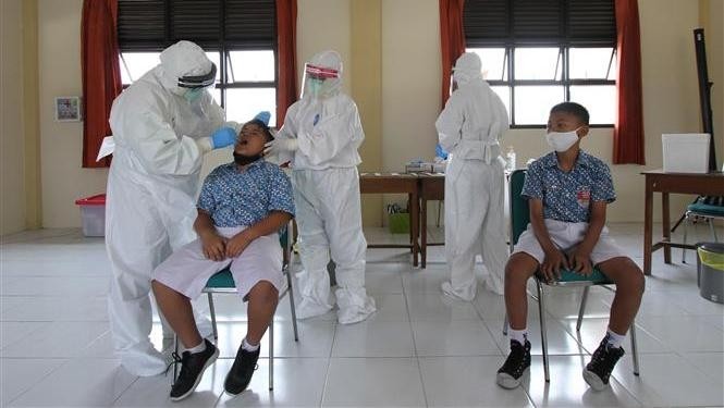 Indonesians are vaccinated against COVID-19. (Photo: Xinhua/VNA)