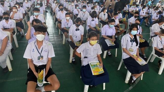 Thai children waiting to be vaccinated against COVID-19. (Photo: Xinhua/VNA)