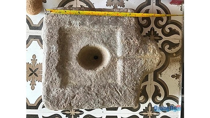 A yoni dated back thousands of years old has been found in the central province of Quang Ngai. (Photo: baoquang ngai.vn)