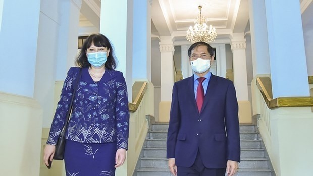 Vietnamese Minister of Foreign Affairs Bui Thanh Son (R) and Romanian Ambassador to Vietnam Cristina Romila (Photo: dangcongsan.vn)
