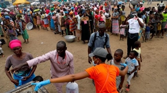 Ghanaians line up to receive relief aid when some cities are locked down to limit the spread of the COVID-19 pandemic. (Photo: Reuters)
