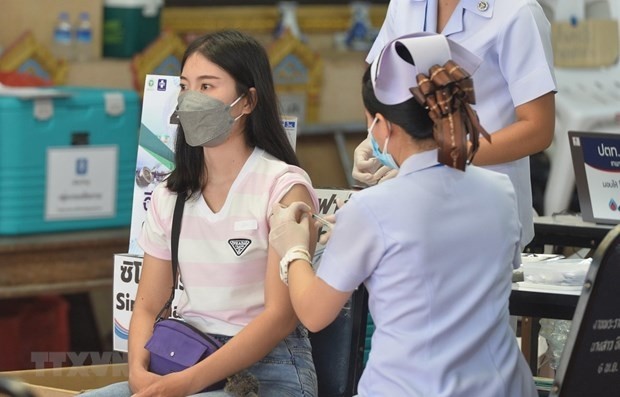 A resident in Bangkok gets vaccinated against COVID-19 (Photo: Xinhua/VNA)