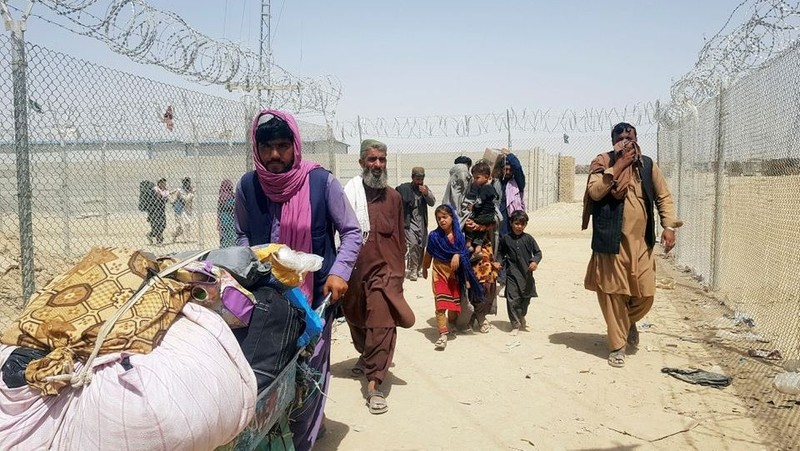 A family from Afghanistan walk next to a fence to cross into Pakistan at the Friendship Gate crossing point, in the Pakistan-Afghanistan border town of Chaman, Pakistan September 6, 2021. (Photo: Reuters)