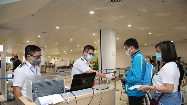 Passengers have health declarations checked at an airport. (Photo: VNA) 