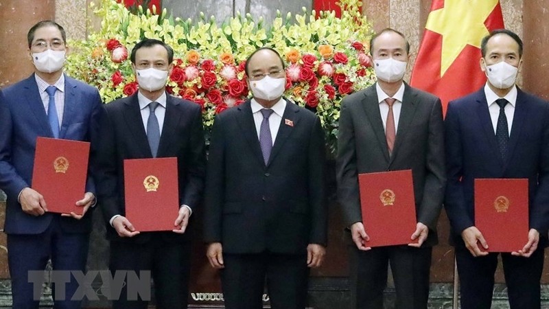 President Nguyen Xuan Phuc and newly-appointed ambassadors (Photo: VNA)