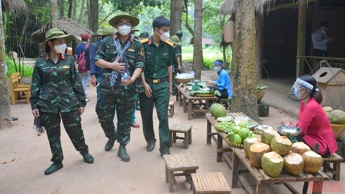 Military medical staff join a one-day tour to Cu Chi District in Ho Chi Minh City. (Photo: NDO/Manh Hao)