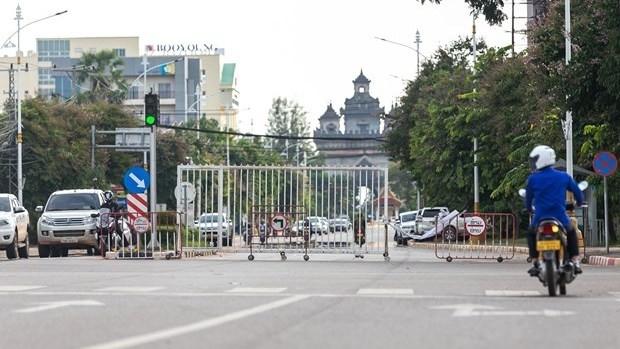 A road in Vientiane capital of Laos is blocked to prevent the spread of COVID-19. (Photo: Xinhua/VNA)