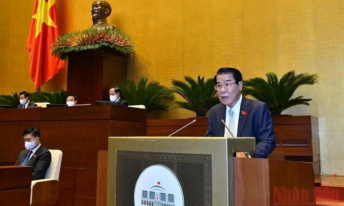 Chairman of the NA Standing Committee’s Ombudsman Board Duong Thanh Binh delivers the report. (Photo: NDO)