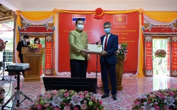 Vietnamese Consul General in Khon Kaen Chu Duc Dung (R) and Governor of Nakhon Phanom Chathip Ruchanaseri exchange keepsakes at the event (Photo: VNA)