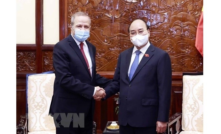 President Nguyen Xuan Phuc (R) and outgoing Algerian Ambassador Mohamed Berrah (Photo: VNA)