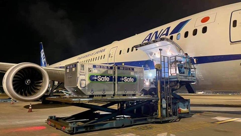Another 500,000 doses of COVID-19 vaccines funded by the Japanese Government arrived at the Tan Son Nhat Airport on the morning of October 23.