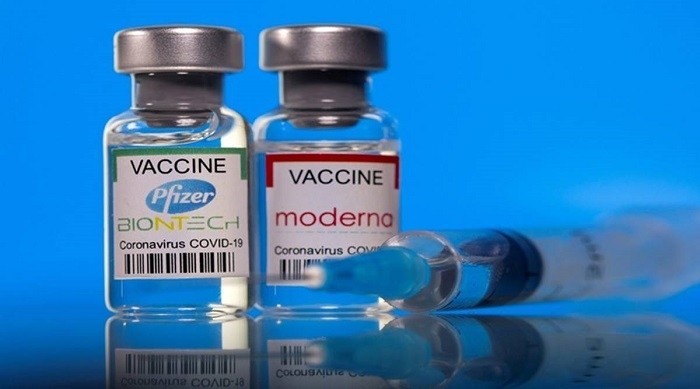 US CDC signs off on Moderna, J&J COVID-19 vaccine boosters, mix-and-match shots