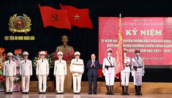 President Nguyen Xuan Phuc presents the Military Exploit Order, first class, to the People’s Security Academy in recognition of its outstanding achievements. (Photo: VNA)