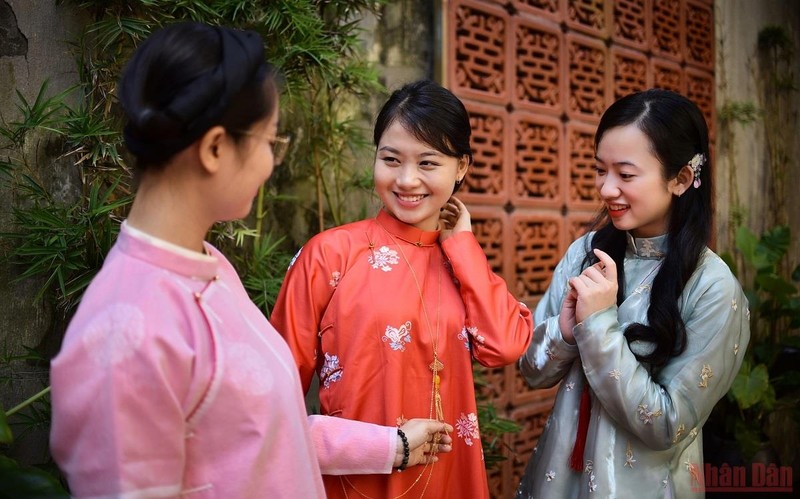 The five-flap long dress is attracting the attention of young people who wish to learn about the nation’s traditional culture.