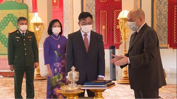 Cambodian King Norodom Sihamoni (R) and Vietnamese Ambassador Nguyen Huy Tang (second from right) at the meeting on October 25 (Photo: VNA)