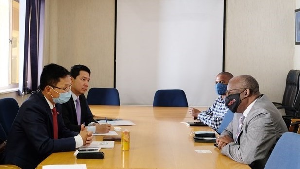 Vietnamese Ambassador to South Africa and Botswana Hoang Van Loi at a working session with representatives from Business Botswana. (Photo: VNA)