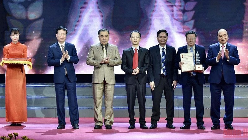President Nguyen Xuan Phuc and Permanent member of the Secretariat Vo Van Thuong present the special prize to Nhan Dan journalists. (Photo: Hai Nguyen)