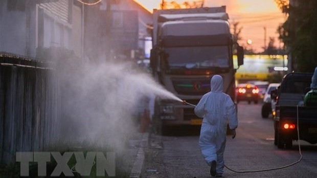 Medical staff spray disinfectant to prevent the spread of COVID-19 in Vientiane, Laos (Source: Xinhua/VNA)