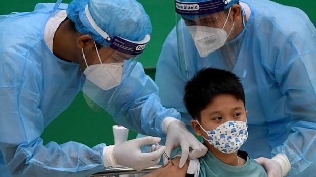 A boy gets vaccinated against COVID-19 in Phnom Penh capital of Cambodia (Photo: AFP/VNA)