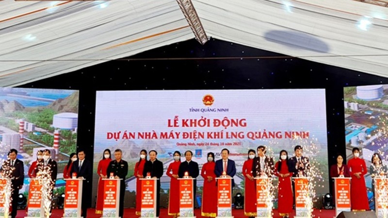 Deputy Prime Minister Le Van Thanh and other delegates launch the Quang Ninh LNG power plant.