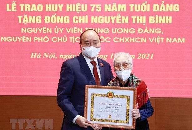 President Nguyen Xuan Phuc (L) and Nguyen Thi Binh, former member of the Party Central Committee and former Vice President, at the event (Photo: VNA)