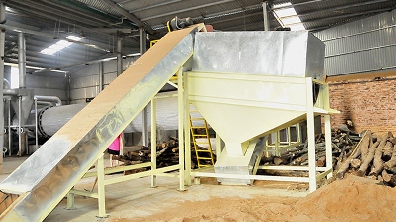The production of wood pellets at Gia Vu Import-Export and Trading Company (Ninh Binh province).